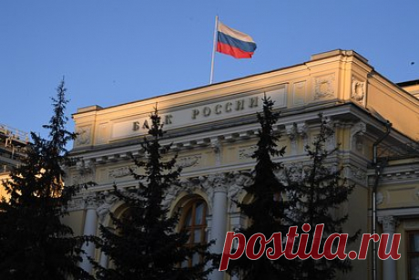 Центробанк понизил ключевую ставку. По итогам заседания совета директоров Центробанка России принято решение опустить ключевую ставку на 0,5 процентного пункта, до 7,5 процента. Такое решение совпало с прогнозом большинства экспертов, которые оценивали как продолжающуюся дефляцию, так и завышенный курс национальной валюты.