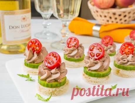 НЕЖНЫЙ ПАШТЕТ ИЗ КУРИНОЙ ПЕЧЕНИ 

Ингредиенты на 1 кг паштета:
1 кг куриной печени2 средние луковицы150 г сливочного масласоль и перец по вкусу150 мл сливок 33%
Для подачи:
тостовый хлебтепличный огурецпомидорки черри
У печени отрез…