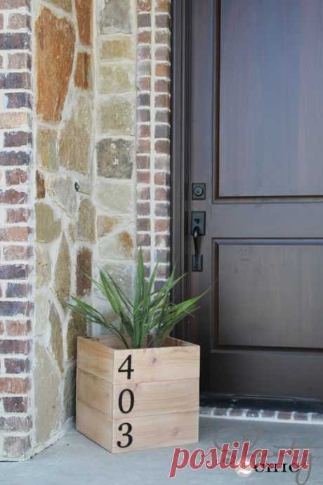 Мастер-класс: handmade ящик для цветов Такой простой в исполнении и очень практичный ящик для цветов отлично подойдет для украшения двора дома, но если масштаб немного уменьшить, подобную кадку можно поставить и в помещении. Лаконичный, минималистический дизайн впишется в любой интерьер, а натуральное дерево придаст общему стилю уютную