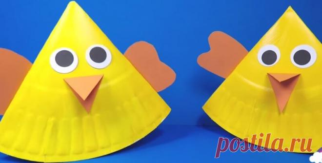 Детская аппликация из бумаги — это прекрасный творческий процесс для детей возраста детского сада и старше. Дети берут в руки ножницы, чтобы вырезать задуманную фигуру. Потом берут клей и приклеивают вырезанную фигуру на бумажную основу.