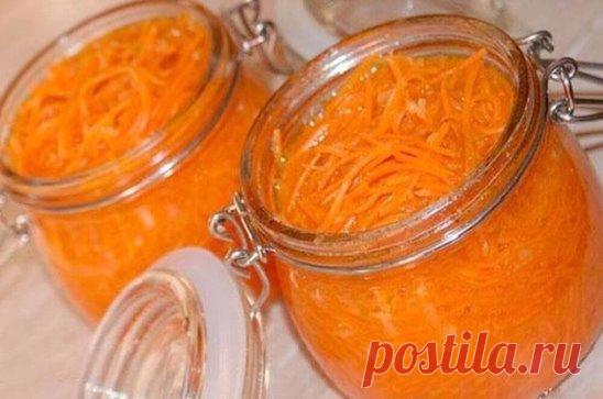 Морковь по корейски на зиму
Понадобится
3 кг моркови
0,5 кг лука, мелко порезать (в этом году я лук не использовала)
2 ст л соли
200 гр сахара
100 гр растительного масла
100 гр 9% уксуса
1 пачка приправы для моркови по - корейски (я использую 2 ст.л. с молотого кориандра и черный молотый перец - 1 ч.л.)
2 головки чеснока (пропустить через пресс)
Морковь натереть на специальной терке. Добавить лук, чеснок, соль, сахар, специи, растительное масло и уксус.
Все хорошенько перемешать и оставить н