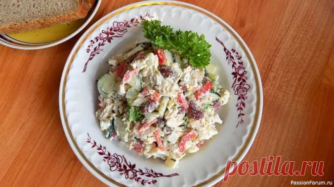 Салат из красной консервированной фасоли с куриной грудкой. Видео рецепт Для приготовления салата нам понадобиться:Куриная грудка - 350 гр.Консервированная красная фасоль - 400 гр.Яйца куриные - 4 шт.Огурец свежий - 2 шт.Красный болгарский перец - 1 шт.Репчатый лук - 1 шт.Укроп - 1 пучокЗелени петрушки - 1 пучокСоль по Вашему вкусуМайонез для заправки этого...