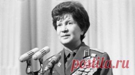 «Просто так подобные прозвища не дают»: как «ночная ведьма» Раиса Аронова прошла путь от лётчицы до сотрудницы КГБ. 80 лет назад Раиса Аронова была удостоена звания Героя Советского Союза. Она служила в легендарном 46-м гвардейском ночном бомбардировочном авиационном полку — его лётчиц враги прозвали «ночными ведьмами». Несмотря на тяжёлое ранение, полученное в небе над Кубанью, Аронова оставалась в строю до победы и совершила 914 боевых вылетов. После войны она продолжила служить Родине в…