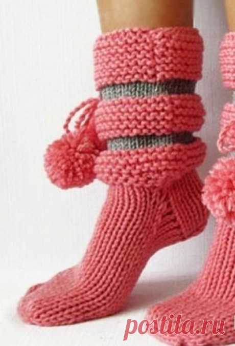 Все очень просто! А как нарядно! Идея в копилочку любителей вязания.
Красные сапожки спицами
Вяжутся эти сапожки спицами двумя деталями. Нижняя деталь – это и есть сам тапочек, который сшивается на подошве. Верхняя деталь – декоративная, вяжется она с косами, к ней пришиваются пуговицы, которые служат только украшениям.
Размер: 35/37 — 38/39 — 40/42
Длина стопы: 22-24-26 см.
Вам потребуется: 300 г. пряжи DROPS ESKIMO (100% шерсть, 50 г./50 м.) красного цвета №08, 6 декорат...