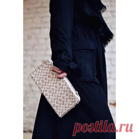 Клатч со строгим геометрическим орнаментом, выполненный из натуральных нитей. В нем сочетается грубая бечёвка с мягкой хлопчатобумажной ниточкой, а льняная подкладка прекрасно их дополняет.
Размеры: 24/12
.
.
.
#гобелен #ниточки #nitochki_weaving #ткачество #weaving #weavingrussia #tapestry #handmade #handwoven #ручнаяработа #клатч #клатчручнойработы #орнамент