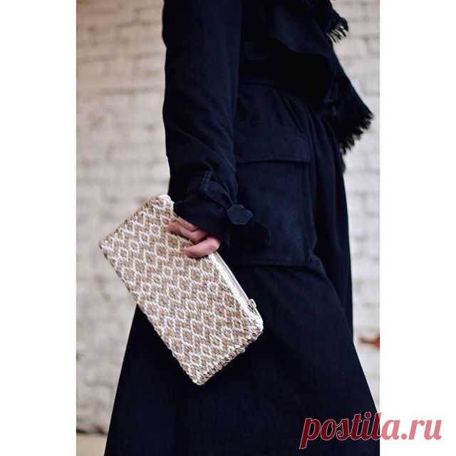 Клатч со строгим геометрическим орнаментом, выполненный из натуральных нитей. В нем сочетается грубая бечёвка с мягкой хлопчатобумажной ниточкой, а льняная подкладка прекрасно их дополняет.
Размеры: 24/12
.
.
.
#гобелен #ниточки #nitochki_weaving #ткачество #weaving #weavingrussia #tapestry #handmade #handwoven #ручнаяработа #клатч #клатчручнойработы #орнамент