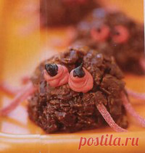 ХРУСТЯЩИЕ ГИГАНТСКИЕ ПАУКИ
На 10-12 шт:
Растопить 200 гр шоколада и 4 ст л светлой патоки в миске, поставленной над кастрюлей с кипящей водой. Когда растает, добавить 75 гр кукурузных хлопьев и перемешать. Выложить смесь в форме купола с помощью ложки для мороженого, так получится тело паука. Положить на пергамент, смазанный маслом. С каждой стороны воткнуть по 4 длинных плоских конфеты, чтобы получились ножки. Скатать немного сахарной красной и черной сахарной глазури в шарики вылепить глазки