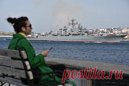 Севастопольцев предупредили об использовании табельной маскировки в районе бухты. Губернатор Севастополя Михаил Развожаев предупредил жителей города об использовании табельной маскировки в районе бухты. Соответствующий пост он опубликовал в своем Telegram-канале. «Дым в районе Севастопольской бухты — это военные используют табельные средства маскировки», — пояснил градоначальник.