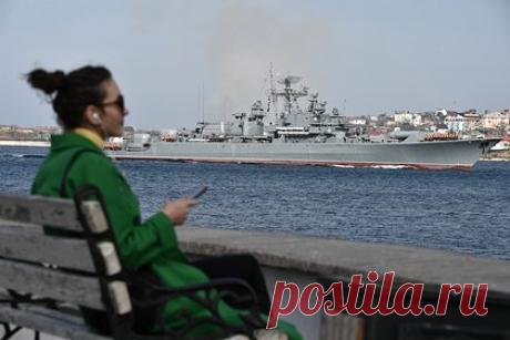 Севастопольцев предупредили об использовании табельной маскировки в районе бухты. Губернатор Севастополя Михаил Развожаев предупредил жителей города об использовании табельной маскировки в районе бухты. Соответствующий пост он опубликовал в своем Telegram-канале. «Дым в районе Севастопольской бухты — это военные используют табельные средства маскировки», — пояснил градоначальник.