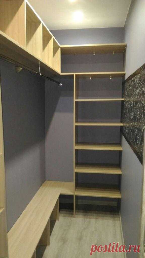 Муж превратил старую кладовку в гардеробную. Все полочки мастерил своими руками