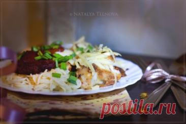 Курица по-пармски и спагетти в томатном соусе Курица по-пармски и спагетти в томатном соусе - это вкусное и сытное блюдо, которое сочетает в себе нежное куриное филе и ароматный томатный соус. Куриные грудки обжариваются в панировке из муки и сыра, а спагетти подаются с насыщенным соусом из томатной пасты и сливок. Это блюдо идеально подходит для семейного ужина или праздничного стола.