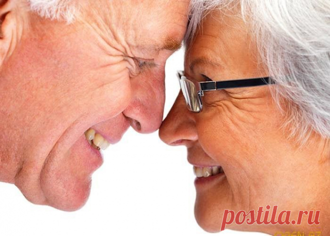 Я видел сегодня седую старушку,
в автобус войдя, она села со мной.
Косынку заправив рукою за ушко,
она телефон свой достала чудной.
Обычный мобильный, серого цвета,
и пара царапин мелких видна.
Но необычным в нем было не это...
Меня удивила надпись одна.
На экране его загорелось: "любимый"
и фото седого, в очках, старика.
Она, подняв трубку, ответила: "Милый!