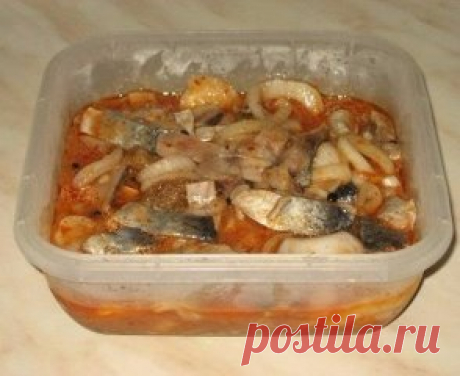 Сельдь по-корейски !  Не забудьте поделиться рецептом с друзьями и поставить класс что бы не потерять рецепт.
Ингредиенты: 
Килограмм свежей или замороженной сельди 
Пять луковиц (можно взять больше) 
80 мл. уксуса (я делала 9%...но в следующий раз сделаю 6 %) 
Полстакана растительного масла 
Чайная ложка душистого перца-горошка 
Две чайных ложки красного молотого перца 
Столовая ложка томатной пасты 
Столовая ложка соли (без горки) 
Приготовление: 
Растительное масло и томатную пасту смешать, п