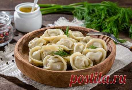 Домашние пельмени – самые вкусные рецепты приготовления Домашние пельмени готовятся очень просто. На первом этапе делаем простое тесто на воде с яйцом и растительным маслом. Затем подготавливаем фарш из 2-3 видов мяса. Наконец, лепим пельмешки и наслаждаемся отваренными, зажаренными, приготовленными в духовке или горшочках, изделиями.