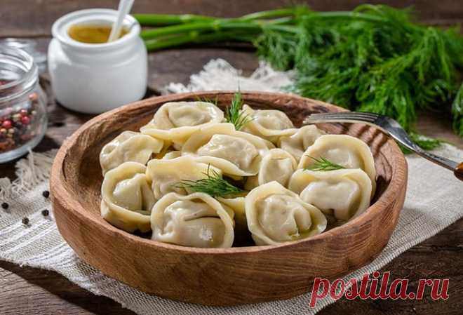Домашние пельмени – самые вкусные рецепты приготовления Домашние пельмени готовятся очень просто. На первом этапе делаем простое тесто на воде с яйцом и растительным маслом. Затем подготавливаем фарш из 2-3 видов мяса. Наконец, лепим пельмешки и наслаждаемся отваренными, зажаренными, приготовленными в духовке или горшочках, изделиями.