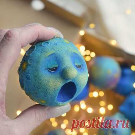 Игрушка на елку из папьемаше. Очень лёгкая, но прочная. Роспись акриловыми красками. Имеет петельку для подвешивания на елку. Автор образа М.Малько . #луна #moonlight #moon #космос #планета #елочнаяигрушка #рождественскийдекор #christmas #christmasgames #christmastoys #newyearsday #папье_маше #декор #декордлядома