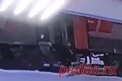 Момент выбрасывания кота пассажира проводницей попал на видео. Появилось видео, на котором проводница выбрасывает кота одного из пассажиров из вагона на остановке в Кирове. На кадрах видно, как женщина бросает домашнего питомца в снег. В прокуратуре отметили, что уже начата проверка о ненадлежащем оказании услуг при перевозке животных в поезде.