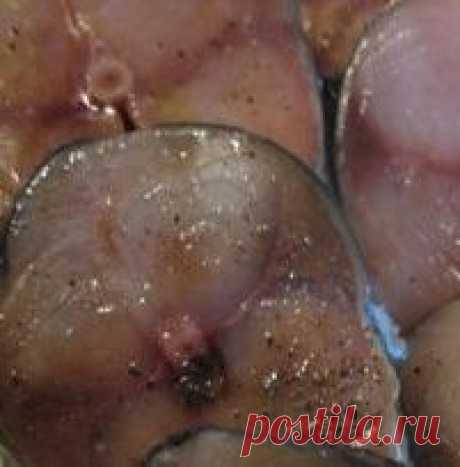 В таком маринаде скумбрия получается вкуснее красной рыбы