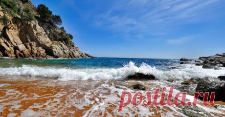 На побережье Коста Брава, которое является одним из самых живописных мест Испании. Завораживают живописные песчаные пляжи, которые надежно охраняют от ветров могучие скалы-великаны, склоны которых устланы сосновыми и оливковыми рощами. Так же, курорт Коста Брава расположен очень близко к границе Франции, и вы без труда сможете посетить некоторые французские города!