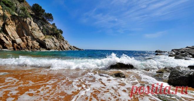 На побережье Коста Брава, которое является одним из самых живописных мест Испании. Завораживают живописные песчаные пляжи, которые надежно охраняют от ветров могучие скалы-великаны, склоны которых устланы сосновыми и оливковыми рощами. Так же, курорт Коста Брава расположен очень близко к границе Франции, и вы без труда сможете посетить некоторые французские города!