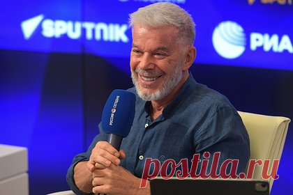 Газманов объявил о старте всероссийского конкурса патриотической песни «Родники». Народный артист России Олег Газманов объявил о создании общенационального проекта поддержки российской песни «Родники», который начнется 4 ноября. С этого момента заработает онлайн-портал, на котором поэты, композиторы, музыканты и аранжировщики смогут разместить свои произведения и принять участие в конкурсе.