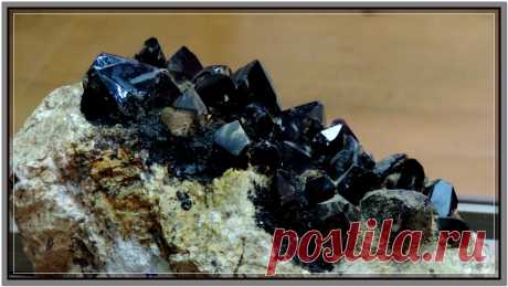 Кристаллы МОРИОНА находится в минералогическом музее села Мурзинка, Пригородного района Свердловской области