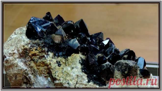 Кристаллы МОРИОНА находится в минералогическом музее села Мурзинка, Пригородного района Свердловской области