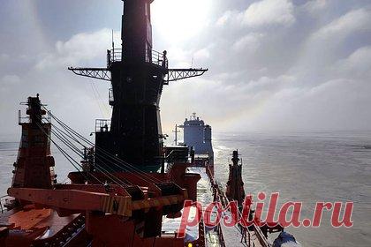 Редкое атмосферное явление сняли с борта российского атомного ледокола. Редкое атмосферное явление в небе над Карским морем сняли с борта российского атомного ледокола «50 лет Победы». На фото удалось запечатлеть гало, образующееся при прохождении солнечных лучей через слои атмосферы. Снимки сделал третий помощник капитана российского судна.