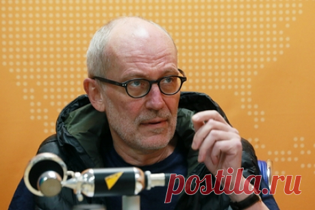 Ведущий Первого канала обратился к Собчак и обвинил ее в двуличии. Ведущий программы «Док-ток» Александр Гордон обратился к своей коллеге по проекту Ксении Собчак, обвинив ее в двуличии. По его словам, журналистка ведет себя по-разному на телевидении и на YouTube. «Ксения Анатольевна, почему так происходит? Вы на YouTube говорите одно, а в ящике прямо противоположное?» — сказал он.