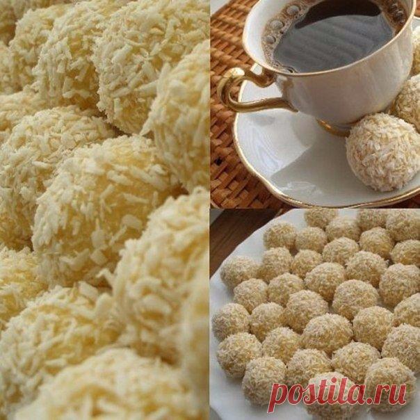 Пирожное рафаэлло за час 

 Ингредиенты:

Кукурузные палочки 1 упаковка 60 гр
Сгущеное молоко 1 банка
Орехи, коксовая стружка

 Приготовление:

1. Кукурузные палочки пропускаем через мясорубку, добавляем сгущенку, перемешиваем.
2. Теперь из массы формируем маленькие шарики внутрь кладем кусочек орешка, обваливаем в кокосовой стружке.
3. Все - пирожное готово. Отправляем - в холодильник на 1 час.