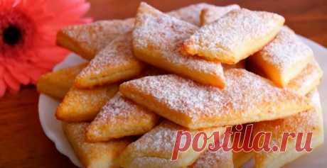 Творожное печенье за считанные минуты: мягкое, слоистое и вкусное очень. (Делюсь рецептом)  Когда нет времени, а перекусить хочется, очень удобно приготовить печенье из творога.
Готовится оно просто, а получается очень вкусным и мягким.
И дети, и взрослые уплетают за обе щеки!
Для приготовления творожного печенья нам понадобятся: - творог - 200 г; - мука - 1,5 стакана; - сахар - 0,5 стакана; - маргарин - 100 г; - разрыхлитель - 1 ч. л.; - изюм - 50 г.
Приготовление:
Маргарин растереть с сахаро…