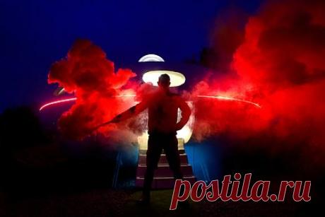 Главный исследователь НЛО в США пожаловался на конспирологов в правительстве. Главный исследователь НЛО Департамента по исследованию всех видов аномалий (AARO) ушел в отставку и пожаловался на засилье конспирологов в правительстве США, которые тратят миллионы долларов налогоплательщиков. Физик Шон Киркпатрик заявил, что его организация не нашла ни одного доказательства существования инопланетян.