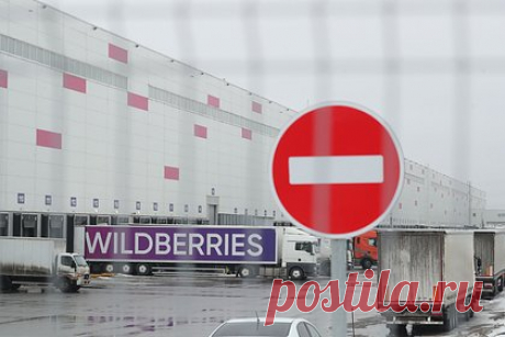 В Wildberries прокомментировали затопление товаров на складе под Москвой. Поврежденные в ходе затопления товары на складе Wildberries под Москвой будут заменены. Представители платформы сообщили, что в ночь на 22 ноября при работе погрузчика на складе Коледино был задет датчик системы противопожарной безопасности, из-за чего включилось водяное пожаротушение тонкораспыленной водой.