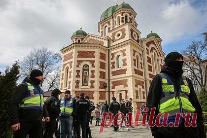 На Украине приняли позволяющий запретить УПЦ закон. Верховная Рада Украины в первом чтении приняла закон о запрете религиозных организаций, связанных с Россией. По словам нардепа Ярослава Железняка, за проголосовали 267 депутатов. Законопроект позволит через суд запретить деятельность канонической Украинской православной церкви (УПЦ) в стране.