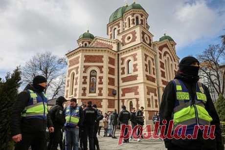На Украине приняли позволяющий запретить УПЦ закон. Верховная Рада Украины в первом чтении приняла закон о запрете религиозных организаций, связанных с Россией. По словам нардепа Ярослава Железняка, за проголосовали 267 депутатов. Законопроект позволит через суд запретить деятельность канонической Украинской православной церкви (УПЦ) в стране.