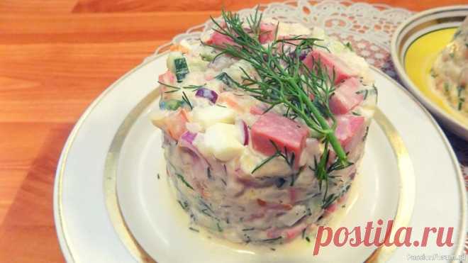 Вкусный и яркий салат с рисом и колбасой на праздничный стол Для приготовления салата нам понадобиться:450 гр. колбасы1/3 стакана сырого риса1 большой огурец2 помидорки2 куриных яйца1 небольшая красная луковицасоль по вкусумайонез для заправкизелень по желаниюрастительное масло для обжарки колбасыПростой и короткий видео рецепт приготовления салата: