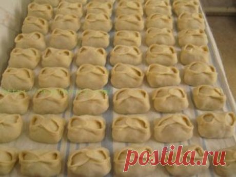 Как лепить манты (пошагово) от Натальи Карпушенковой Как лепить манты пошагово

 	Сегодня рассмотрим пошагово, как лепить манты. Мне нравится такой вариант оформления мант.




 	Чтобы все манты были одинакового размера, я использую шаблон-резак - банку из-под кофе &quot;Нескафе&quot; самую большую (200 гр).




 	Из теста вырезаем кружок.