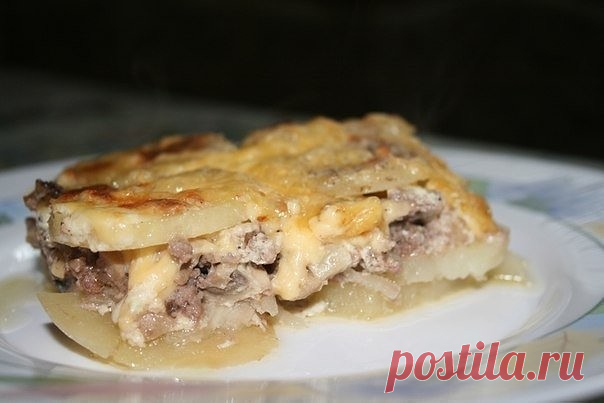 Мясная запеканка

Просто вкусно...

Ингредиенты: 
- картофель (6шт), 
- фарш свинина+говядина (400г),
- грибы (100-150г), 
- лук (1шт), 
- сметана (1 стакан), 
- яйцо, 
- чеснок (2 дольки), 
- соль, перец.

Приготовление:
Картофель очистить и нарезать тонкими ломтиками. Лук порезать полукольцами. Грибы порезать небольшими кубиками, смешать с фаршем и приправить солью и перцем.

Для заправки: сметану смешать с пропущенным через пресс чесноком, добавить сырое яйцо, соль, пер...