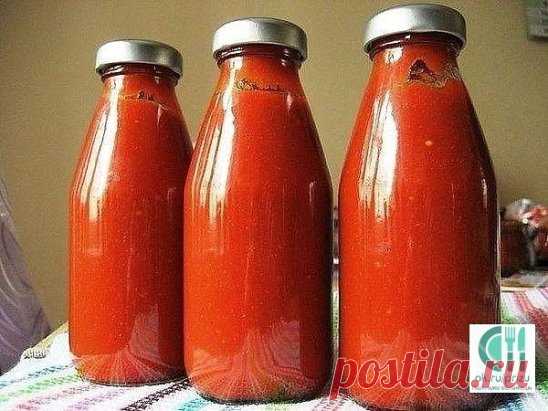 ДОМАШНИЙ КЕТЧУП Вкуснее чем из магазина!
ИНГРЕДИЕНТЫ: 
● 4 кг помидоров (лучше сливки) ● 6 крупных луковицы ● 0,5 кг яблок (лучше кислых) ● 3 красных сладких перца ● 2 штуки стручкового горького перца (я добавляю 1/3 перчинки -мне хватает остроты) ● 5 зубчиков чеснока ● 10 горошин черного перца (можно душистого) ● 10 штук лаврового листа ● 2 ст.ложки соли ● 1 ч.ложка молотой корицы ● 1 ч.ложка молотого черного перца ● 300 грамм сахара ● 70 грамм 9% уксуса 
ПРИГОТОВЛЕНИЕ: Помидоры, яблоки, сладк