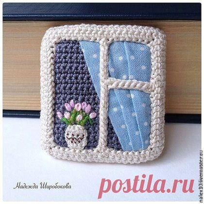 ​Идеи вязаных окон Идеи вязаных оконОкошки дополнены вышивкой, драпировкой тканью и кружевами.Творите красоту и будьте счастливы.