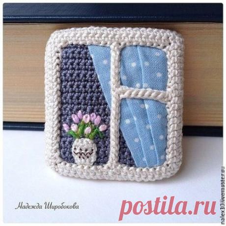 ​Идеи вязаных окон Идеи вязаных оконОкошки дополнены вышивкой, драпировкой тканью и кружевами.Творите красоту и будьте счастливы.