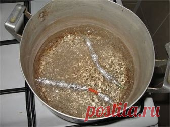 Волосы для куколок 

Будем делать шевелюру из атласной ленточки - такие волосы легкие, блестящие и приятные на ощупь. 

1. Итак, берем ленту, нарезаем на полосы нужной длины, потом распускаем эти полосы, оставляя вверху небольшую полоску, за которую будем клеить к голове: собственно, если нужны прямые волосы, то все, можно приклеивать, но автор хочет кудрявую шевелюру, так что для начала завиваем пряди, для этого понадобятся пластиковые трубочки и фольга.
2. Берем прядь, н...
