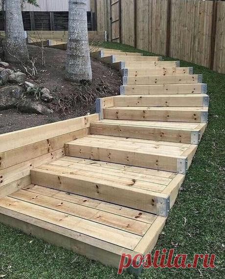 #СадовыеПостройки

 Отличная лестница получилась на неровном участке
