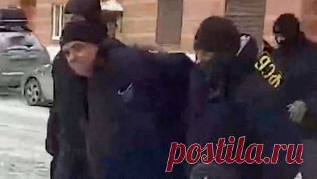 ФСБ задержала в Новосибирске организатора этнической банды вымогателей. Сотрудники ФСБ задержали в Новосибирске Ходжаназара Абдуллаева — предполагаемого организатора этнической банды, которая занималась рэкетом. Об этом пишет ТАСС. Основной состав банды вымогателей сотрудники ФСБ задержали в конце 2023 ...