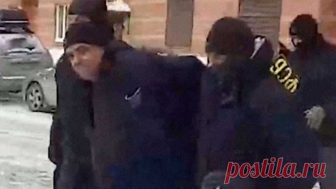 ФСБ задержала в Новосибирске организатора этнической банды вымогателей. Сотрудники ФСБ задержали в Новосибирске Ходжаназара Абдуллаева — предполагаемого организатора этнической банды, которая занималась рэкетом. Об этом пишет ТАСС. Основной состав банды вымогателей сотрудники ФСБ задержали в конце 2023 ...