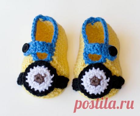 Вязаные пинетки крючком «Миньоны»