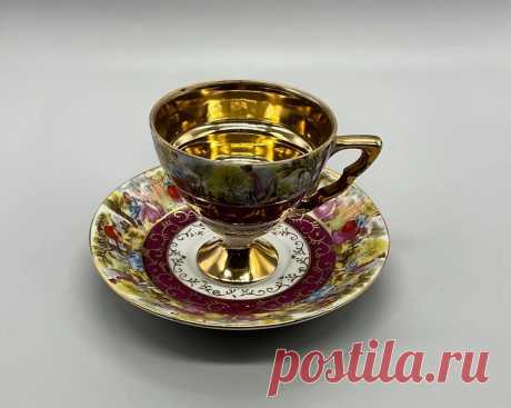 Винтаж: Винтажный костяной фарфор Royal Crown золотая чайная пара купить в интернет-магазине Ярмарка Мастеров по цене 11200 ₽ – WVI0GRU, Кружки винтажные, Рошаль - доставка по России Винтаж: Винтажный костяной фарфор Royal Crown золотая чайная пара в наличии в интернет-магазине на Ярмарке Мастеров - 55217392. Кружки винтажные от Antiq-vintag. Размер: Блюдце — 12 см в диаметре
Чашка на ножке — 7 см в высоту x 7 см в диаметре
Объем: 85 мл. Материал: костяной фарф...