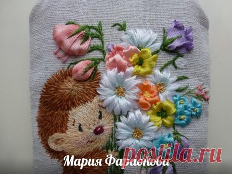 Очечник "Ёжик с букетом".
Ручная вышивка гладью, лентами.
Материалы: верх - лён, подкладка - хлопок, наполнитель синтепон.
Застёжка - фермуар.
Вышивка: мулине (хлопок), ленты атласные.
Размеры: 18,5 см в высоту (без учета застежки), в ширину - 10 см в самом широком месте.
