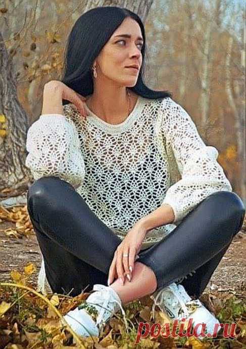 Белый ажурный джемпер крючком. Модель Дарьи Дымковой Размер: oversize (S-L)Вам потребуется:• пряжа Alize Angora Gold Simli [75% акрил, 20% шерсть. 5% металлик, 500 м/100 г) - около 300 г натурального белого цвета;• крючок № 2.5;• маркеры для вязания.Спинка и перед вяжутся снизу вверх, рукава - от пройм.СпинкаНачинайте вязание по схеме...