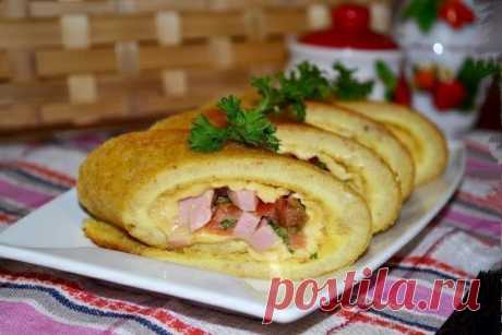 Яичные роллы с начинкой на завтрак.

Признаться, из всех вариаций вкусных, полезных и красивых завтраков, которыми я пытаюсь накормить свою семью ранним утром, больше всего я осталась довольна яичными роллами с начинкой...

Начинка может быть самая разная – это дело вкуса: овощи, мясо, колбасные изделия, сыр или творог… Главное, подобрать то сочетание, которое было бы гармоничным, вкусным и сытным для всего семейства — от мала до велика.

Так что предлагаю и вам, дорогие д...